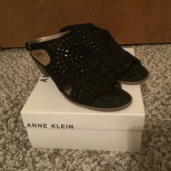 Anne Klein - Picture 1 of 3